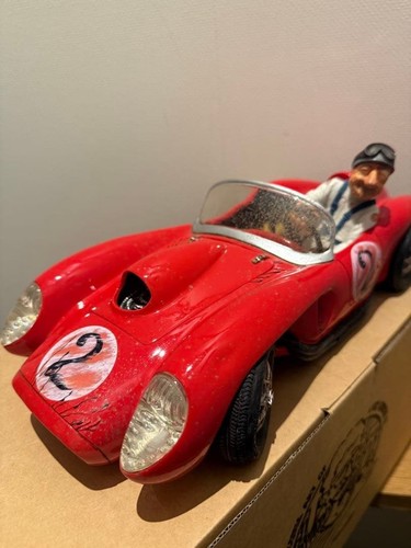 Figurine voiture rouge - de,